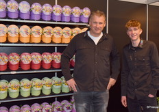 Sander de Jong en Merlijn van Deest bij de nieuwe bloemen mix van Colour Your Garden.